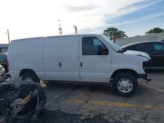 2013 Ford Econoline Cargo Commercial z VIN 1FTNE2EL8DDA63769, wystawiony jako IAAI lot #41520478 z przebiegiem 156 000 mil mil oraz . Historia ofert i sprzedaży dostępna na DreamBid. Obrazek 13.