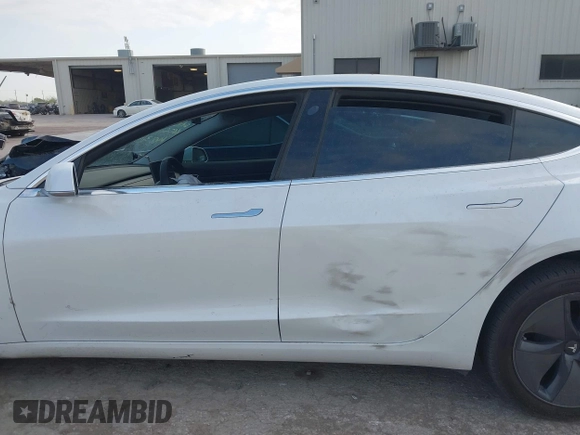 2020 Tesla Model 3 Standard Range Plus z VIN 5YJ3E1EA1LF660611, wystawiony jako IAAI lot #41856495 z przebiegiem 141 086 mil mil oraz . Historia ofert i sprzedaży dostępna na DreamBid. Obrazek 13.