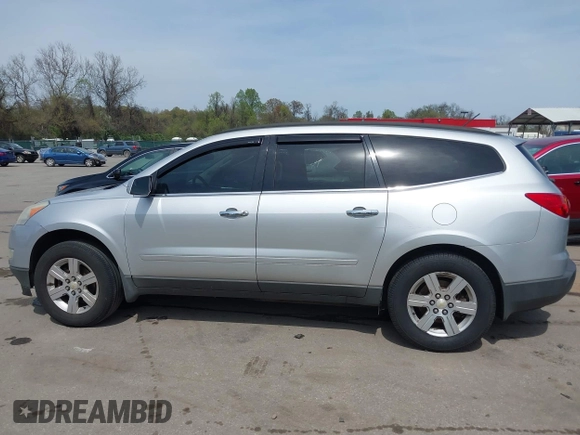 2012 Chevrolet Traverse 1LT z VIN 1GNKVGED0CJ156706, wystawiony jako IAAI lot #42059502 z przebiegiem 138 935 mil mil oraz . Historia ofert i sprzedaży dostępna na DreamBid. Obrazek 14.