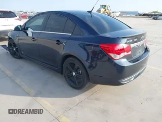 2014 Chevrolet Cruze 2LT z VIN 1G1PE5SB3E7255292, wystawiony jako IAAI lot #41851205 z przebiegiem 141 659 mil mil oraz . Historia ofert i sprzedaży dostępna na DreamBid. Obrazek 3.