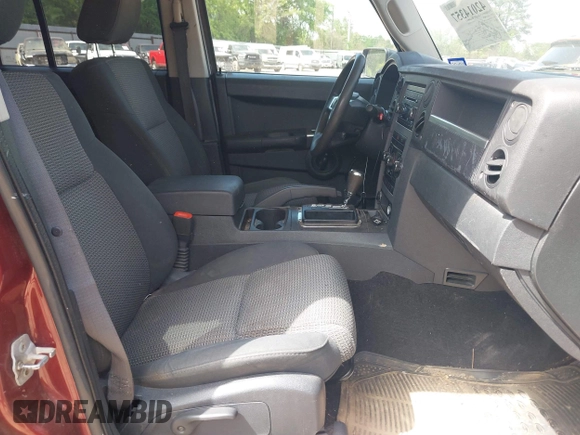 2008 Jeep Commander Sport z VIN 1J8HG48K08C232970, wystawiony jako IAAI lot #42014357 z przebiegiem 136 006 mil mil oraz . Historia ofert i sprzedaży dostępna na DreamBid. Obrazek 5.