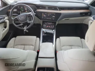 2019 Audi e-tron Prestige z VIN WA1VAAGEXKB014256, wystawiony jako Copart lot #51510555 z przebiegiem 13 692 mil mil oraz Szkoda całkowita • Salvage title. Historia ofert i sprzedaży dostępna na DreamBid. Obrazek 8.