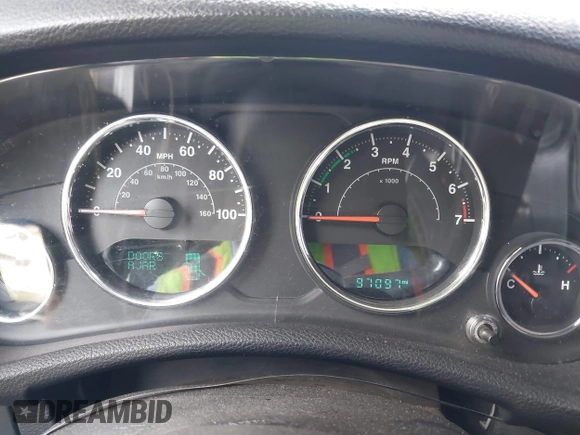 2017 Jeep Wrangler Unlimited Sahara z VIN 1C4BJWEG5HL731242, wystawiony jako IAAI lot #41891017 z przebiegiem 97 097 mil mil oraz . Historia ofert i sprzedaży dostępna na DreamBid. Obrazek 7.