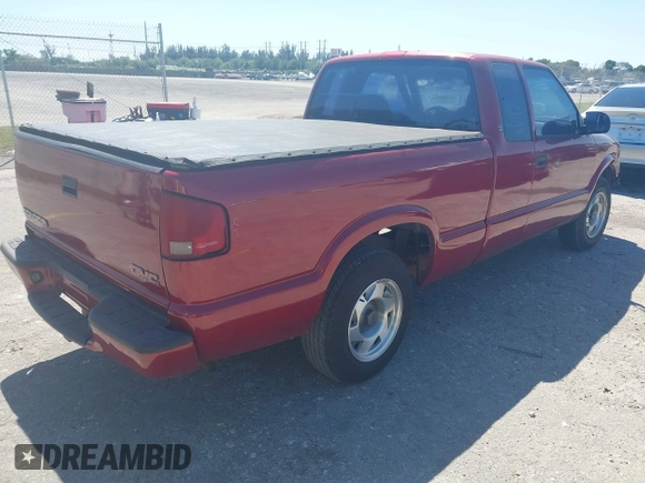2000 GMC Sonoma SLS with VIN 1GTCS1952YK258239, listed as a IAAI auction lot 41789965 with 151,639 mi miles. Bid and sale history available at carsss.com. Image 4.