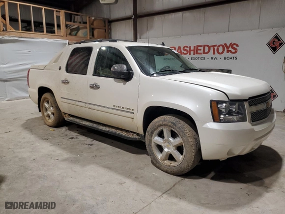 2013 Chevrolet Avalanche LTZ with VIN 3GNTKGE74DG149753, listed as a Copart auction lot 46048815 with 100,736 mi miles and Salvage Title. Bid and sale history available at carsss.com. Image 4.