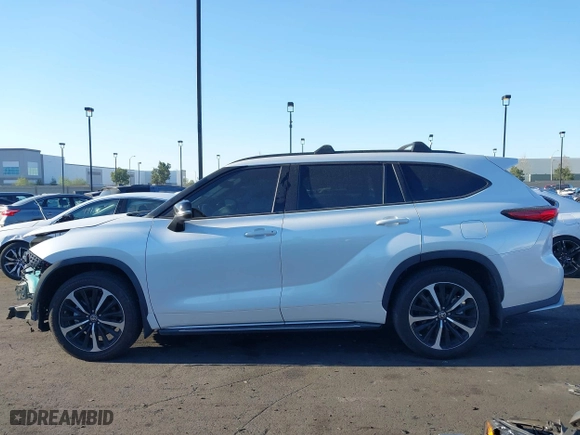 2022 Toyota Highlander XSE with VIN 5TDJZRAH4NS118124, listed as a IAAI auction lot 41916528 with 41,778 mi miles. Bid and sale history available at carsss.com. Image 15.