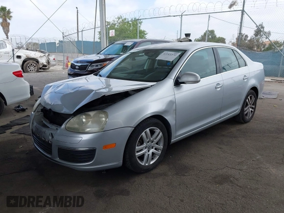 2005 Volkswagen Jetta z VIN 3VWDG71K15M636420, wystawiony jako IAAI lot #42243372 z przebiegiem 171 084 mil mil oraz . Historia ofert i sprzedaży dostępna na DreamBid. Obrazek 2.