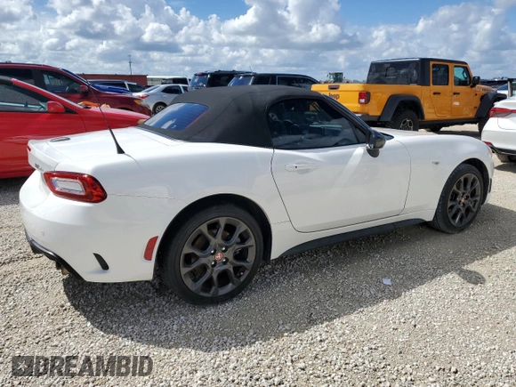 2017 FIAT 124 Spider Elaborazione Abarth z VIN JC1NFAEK3H0122865, wystawiony jako Copart lot #74121844 z przebiegiem 42 643 mil mil oraz Szkoda całkowita • Salvage title. Historia ofert i sprzedaży dostępna na DreamBid. Obrazek 3.