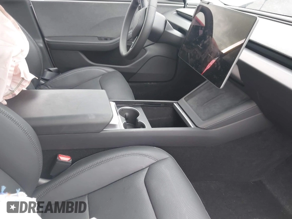 2024 Tesla Model 3 z VIN 5YJ3E1EAXRF860931, wystawiony jako IAAI lot #41760589 z przebiegiem 12 273 mil mil oraz . Historia ofert i sprzedaży dostępna na DreamBid. Obrazek 5.