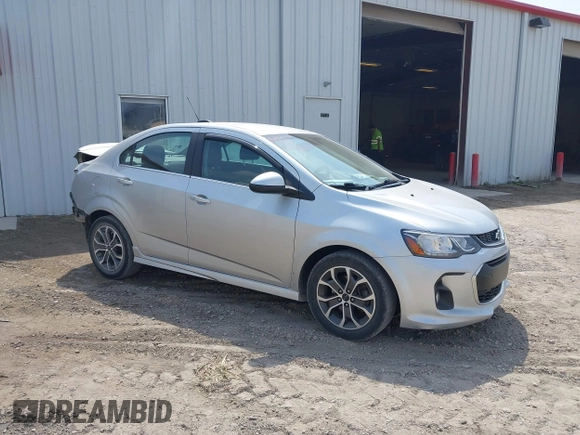 2018 Chevrolet Sonic LT z VIN 1G1JD5SH8J4100214, wystawiony jako IAAI lot #42133743 z przebiegiem 103 508 mil mil oraz . Historia ofert i sprzedaży dostępna na DreamBid. Obrazek 1.