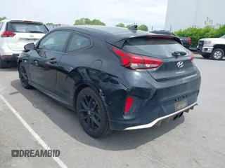 2019 Hyundai Veloster Turbo z VIN KMHTH6AB4KU011518, wystawiony jako IAAI lot #42037553 z przebiegiem 134 250 mil mil oraz . Historia ofert i sprzedaży dostępna na DreamBid. Obrazek 3.