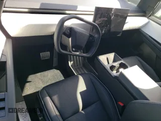 2024 Tesla Cybertruck z VIN 7G2CEHED8RA006307, wystawiony jako Copart lot #74118474 z przebiegiem 1773 mil mil oraz Szkody całkowita. Historia ofert i sprzedaży dostępna na DreamBid. Obrazek 8.