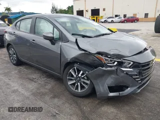 2024 Nissan Versa SV z VIN 3N1CN8EVXRL873761, wystawiony jako IAAI lot #42464530 z przebiegiem 33 196 mil mil oraz . Historia ofert i sprzedaży dostępna na DreamBid. Obrazek 1.