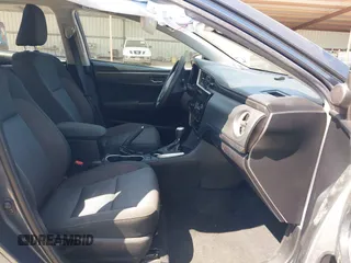 2018 Toyota Corolla L z VIN 2T1BURHE4JC103687, wystawiony jako IAAI lot #41985917 z przebiegiem 135 823 mil mil oraz . Historia ofert i sprzedaży dostępna na DreamBid. Obrazek 5.