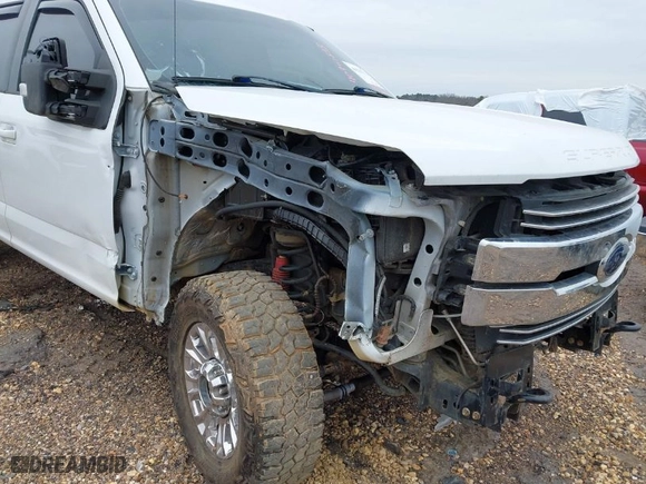 2017 Ford Super Duty F-250 SRW Lariat with VIN 1FT7W2B62HEE68725, listed as a IAAI auction lot 41525112 with 112,202 mi miles. Bid and sale history available at carsss.com. Image 6.