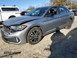 2024 Volkswagen Jetta Sport z VIN 3VWAM7BU9RM086160, wystawiony jako Copart lot #83403304 z przebiegiem 6 931 mil mil oraz Szkoda całkowita • Salvage title. Historia ofert i sprzedaży dostępna na DreamBid. Obrazek 1.