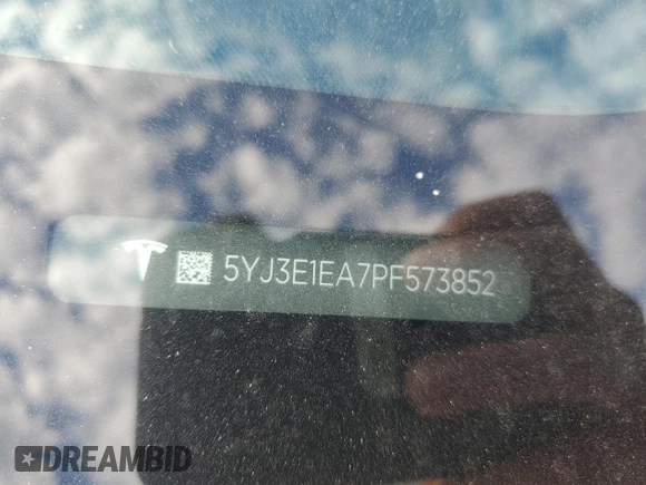 2023 Tesla Model 3 z VIN 5YJ3E1EA7PF573852, wystawiony jako Copart lot #57662565 z przebiegiem Nie podano mil oraz Szkoda całkowita • Salvage title. Historia ofert i sprzedaży dostępna na DreamBid. Obrazek 12.