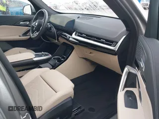 2023 BMW X1 xDrive28i z VIN WBX73EF02P5X48940, wystawiony jako IAAI lot #41528706 z przebiegiem 10 683 mil mil oraz . Historia ofert i sprzedaży dostępna na DreamBid. Obrazek 5.