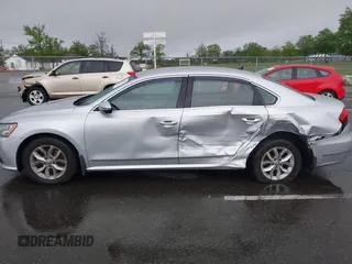 2017 Volkswagen Passat S z VIN 1VWAT7A38HC064419, wystawiony jako IAAI lot #42156027 z przebiegiem 81 062 mil mil oraz . Historia ofert i sprzedaży dostępna na DreamBid. Obrazek 14.