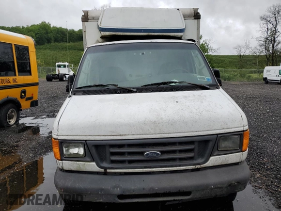 2005 Ford Econoline Cargo z VIN 1FDNE35L05HA95742, wystawiony jako Copart lot #56768625 z przebiegiem 130 000 mil mil oraz Czysty tytuł • Clean title. Historia ofert i sprzedaży dostępna na DreamBid. Obrazek 5.