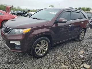 2011 Kia Sorento SX z VIN 5XYKW4A28BG120043, wystawiony jako Copart lot #51764395 z przebiegiem 255 219 mil mil oraz Szkoda całkowita • Salvage title. Historia ofert i sprzedaży dostępna na DreamBid. Obrazek 1.