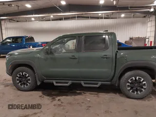 2023 Nissan Frontier SV z VIN 1N6ED1EK7PN629808, wystawiony jako IAAI lot #41066366 z przebiegiem 25 507 mil mil oraz . Historia ofert i sprzedaży dostępna na DreamBid. Obrazek 14.