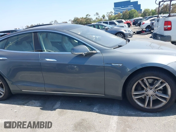 2014 Tesla Model S 60 z VIN 5YJSA1S16EFP40968, wystawiony jako IAAI lot #42331754 z przebiegiem 159 717 mil mil oraz . Historia ofert i sprzedaży dostępna na DreamBid. Obrazek 13.