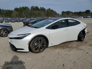 2024 Toyota Prius LE z VIN JTDADABU2R3020924, wystawiony jako Copart lot #53965455 z przebiegiem 3 240 mil mil oraz Szkoda całkowita • Salvage title. Historia ofert i sprzedaży dostępna na DreamBid. Obrazek 1.