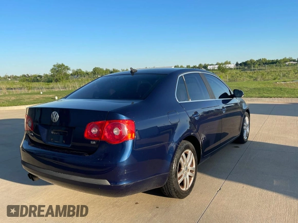 2007 Volkswagen Jetta 2.5 with VIN 3VWRF71K07M133263, listed as a Copart auction lot 57188265 with 136,825 mi miles and Clean title. Bid and sale history available at DreamBid. Image 4.