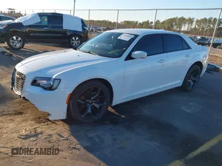 2021 Chrysler 300 S z VIN 2C3CCABG9MH545933, wystawiony jako IAAI lot #41222858 z przebiegiem 76 434 mil mil oraz . Historia ofert i sprzedaży dostępna na DreamBid. Obrazek 2.