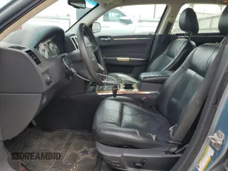 2008 Chrysler 300 Limited z VIN 2C3KA33G68H267705, wystawiony jako Copart lot #54414425 z przebiegiem 141 010 mil mil oraz Szkoda całkowita • Salvage title. Historia ofert i sprzedaży dostępna na DreamBid. Obrazek 7.
