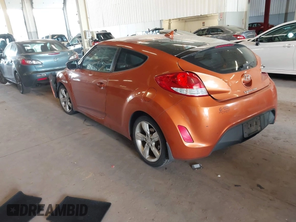 2013 Hyundai Veloster w/Black Int z VIN KMHTC6AD3DU143656, wystawiony jako IAAI lot #42139839 z przebiegiem 121 392 mil mil oraz . Historia ofert i sprzedaży dostępna na DreamBid. Obrazek 3.