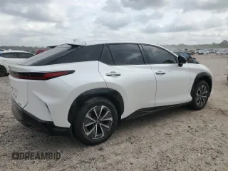2024 Lexus RZ 300e Premium z VIN JTJABABB1RA007692, wystawiony jako Copart lot #55031875 z przebiegiem 3741 mil mil oraz Szkody całkowita. Historia ofert i sprzedaży dostępna na DreamBid. Obrazek 3.