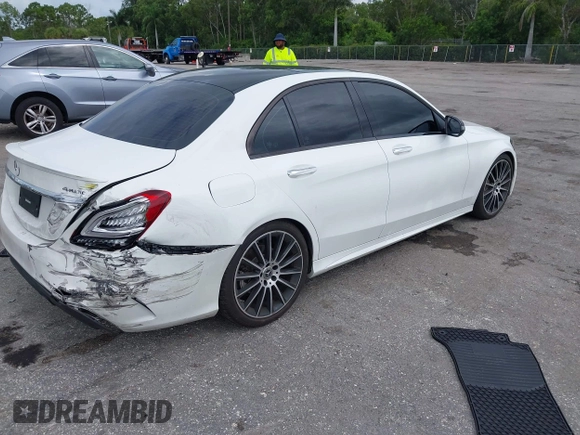 2019 Mercedes-Benz C 300 z VIN 55SWF8EB4KU318644, wystawiony jako IAAI lot #42627064 z przebiegiem 60 400 mil mil oraz . Historia ofert i sprzedaży dostępna na DreamBid. Obrazek 4.