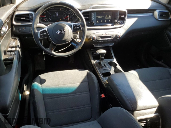 2020 Kia Sorento LX with VIN 5XYPG4A37LG671559, listed as a Copart auction lot 49225005 with 56,023 mi miles and Salvage Title. Bid and sale history available at DreamBid. Image 8.