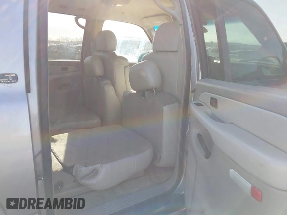 2002 Chevrolet Suburban LS with VIN 1GNEC16Z32J125040, listed as a IAAI auction lot 41657503 with 382,737 mi miles. Bid and sale history available at carsss.com. Image 8.