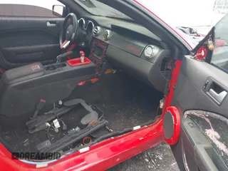 2006 Ford Mustang GT Deluxe z VIN 1ZVFT82HX65243603, wystawiony jako IAAI lot #42251021 z przebiegiem Nie podano mil oraz . Historia ofert i sprzedaży dostępna na DreamBid. Obrazek 5.