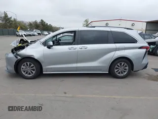 2021 Toyota Sienna XLE with VIN 5TDYRKEC6MS069690, listed as a IAAI auction lot 41841252 with 56,632 mi miles. Bid and sale history available at carsss.com. Image 14.