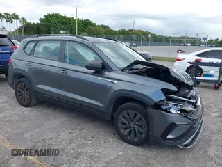 2023 Volkswagen Taos S z VIN 3VVDX7B28PM326951, wystawiony jako IAAI lot #42011606 z przebiegiem 15 136 mil mil oraz . Historia ofert i sprzedaży dostępna na DreamBid. Obrazek 1.