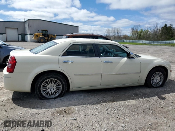 2010 Chrysler 300 Touring z VIN 2C3CA5CV1AH241629, wystawiony jako Copart lot #54841465 z przebiegiem 57 238 mil mil oraz Szkoda całkowita • Salvage title. Historia ofert i sprzedaży dostępna na DreamBid. Obrazek 3.