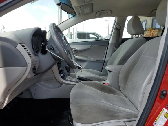 2010 Toyota Corolla z VIN 2T1BU4EE7AC397996, wystawiony jako Copart lot #61697225 z przebiegiem 180 177 mil mil oraz Szkoda całkowita • Salvage title. Historia ofert i sprzedaży dostępna na DreamBid. Obrazek 7.