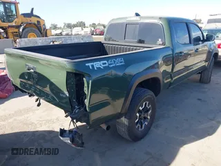 2021 Toyota Tacoma 4WD SR5 with VIN 3TMDZ5BN2MM101265, listed as a IAAI auction lot 41272874 with 51,989 mi miles. Bid and sale history available at carsss.com. Image 4.
