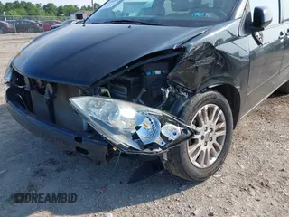 2010 Toyota Sienna XLE z VIN 5TDYK4CC4AS310757, wystawiony jako IAAI lot #42496526 z przebiegiem 238 468 mil mil oraz . Historia ofert i sprzedaży dostępna na DreamBid. Obrazek 6.