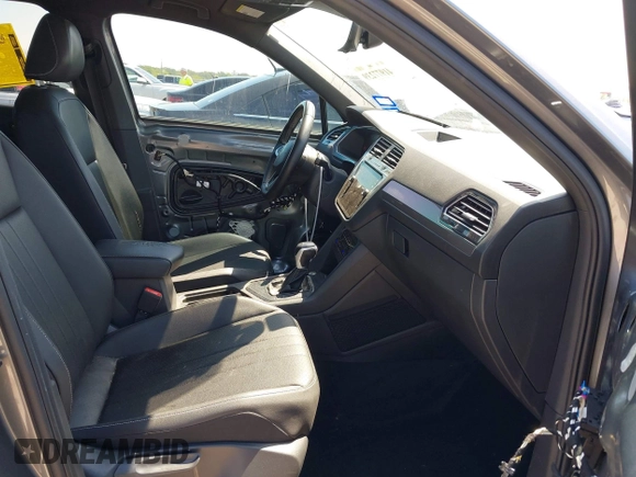2023 Volkswagen Tiguan SE R-Line Black z VIN 3VVCB7AX1PM057201, wystawiony jako IAAI lot #41977239 z przebiegiem 84 840 mil mil oraz . Historia ofert i sprzedaży dostępna na DreamBid. Obrazek 5.