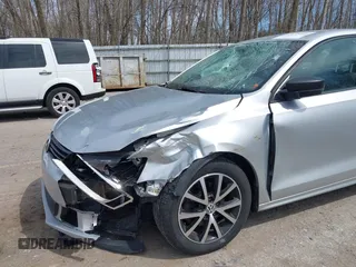 2014 Volkswagen Jetta TDI w/Premium/Nav z VIN 3VWLL7AJ3EM332617, wystawiony jako IAAI lot #42033000 z przebiegiem 186 444 mil mil oraz . Historia ofert i sprzedaży dostępna na DreamBid. Obrazek 6.