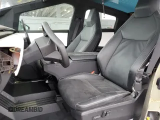 2024 Tesla Cybertruck z VIN 7G2CEHED2RA003418, wystawiony jako Copart lot #83414924 z przebiegiem Nie podano mil oraz Nie do naprawy • Non repairable. Historia ofert i sprzedaży dostępna na DreamBid. Obrazek 7.