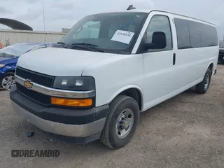 2025 Chevrolet Express Passenger z VIN 1GAZGPF76S1104773, wystawiony jako IAAI lot #42420538 z przebiegiem 19 507 mil mil oraz . Historia ofert i sprzedaży dostępna na DreamBid. Obrazek 2.