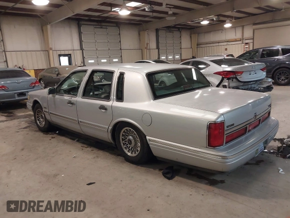 1997 Lincoln Town Car Executive z VIN 1LNLM81W0VY733723, wystawiony jako IAAI lot #41569359 z przebiegiem 104 356 mil mil oraz . Historia ofert i sprzedaży dostępna na DreamBid. Obrazek 3.