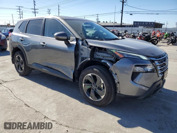 2024 Nissan Rogue SV z VIN JN8BT3BA0RW002143, wystawiony jako Copart lot #46663145 z przebiegiem 9 837 mil mil oraz Szkoda całkowita • Salvage title. Historia ofert i sprzedaży dostępna na DreamBid. Obrazek 4.