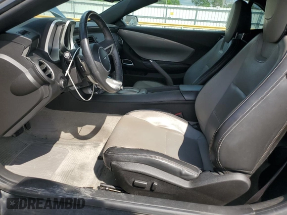 2011 Chevrolet Camaro 2LT z VIN 2G1FC3DD8B9157843, wystawiony jako Copart lot #56409905 z przebiegiem 60 097 mil mil oraz Szkoda całkowita • Salvage title. Historia ofert i sprzedaży dostępna na DreamBid. Obrazek 7.
